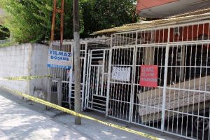 Elleri bağlı tavana asılı bulundu