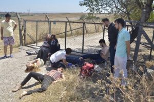 Bandırma'da otob&uuml;s şarampole yuvarlandı: 2 &ouml;l&uuml;, 20 yaralı