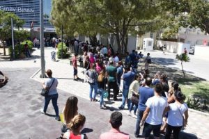 İzmir'de KPSS kuyruğu