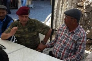 Korgeneral Aksakallı, koruma astsubayı şehit &Ouml;mer Halisdemir'in ailesini ziyaret etti