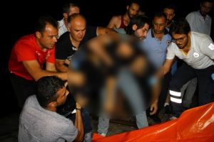 Denize d&uuml;ş&uuml;rd&uuml;ğ&uuml; g&ouml;zl&uuml;ğ&uuml;n&uuml; almaya &ccedil;alışıyordu ancak...