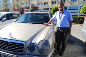 Firari emniyet m&uuml;d&uuml;r&uuml;n&uuml; ihbar edene otomobilini bağışlayacak
