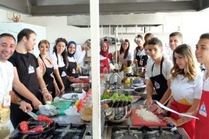'T&uuml;rk&ccedil;e' &ouml;ğrenmeye geldiler, Bursa'da mutfağa girdiler