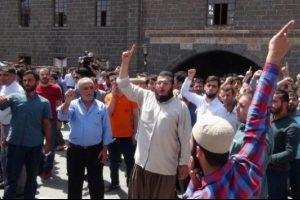 Diyarbakır'da tehlikeli saatler... Lin&ccedil; girişimi