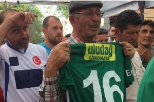 Bursaspor taraftarı şehit &Ouml;mer Halisdemir'i unutmadı