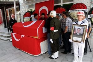 Şehit Astsubay Şahin, &Ccedil;anakkale'de g&ouml;zyaşlarıyla toprağa verildi