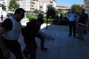 Kayınvalidesini 37 bı&ccedil;ak darbesiyle &ouml;ld&uuml;ren damat adliyede