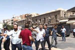 Hutbede ter&ouml;r&uuml; kınayan imama tepki g&ouml;steren kişiyi cemaat d&ouml;vd&uuml;