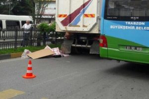Yolun karşısına ge&ccedil;mek isterken kamyon altında can verdi