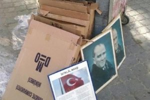 Atat&uuml;rk'&uuml;n posterleri &ccedil;&ouml;pte bulundu