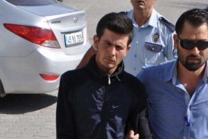 Boşanma davası a&ccedil;an eşi ve kayınvalidesini &ccedil;akıyla yaraladı