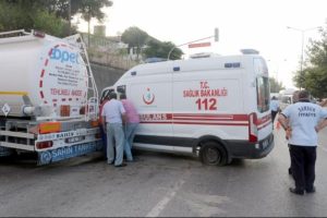 Tankerle &ccedil;arpışan ambulanstaki 3 sağlık g&ouml;revlisi yaralandı