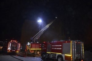 Bandırma'da AVM'de &ccedil;ıkan yangın korkuttu