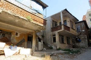 Bursa G&uuml;zelyalı'daki metruk evler tehlike sa&ccedil;ıyor
