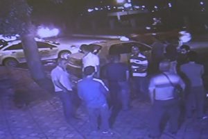 Seyir halindeki taksinin &ouml;n&uuml;n&uuml; kesip aracı ka&ccedil;ırdılar