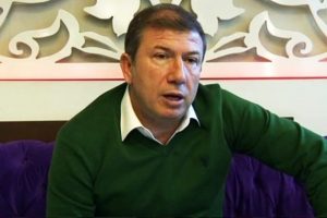 Tanju &Ccedil;olak'tan s&uuml;rpriz imza!