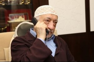 "G&uuml;len'i y&ouml;nlendiren bir 'abi' olduğunu d&uuml;ş&uuml;n&uuml;yorum"
