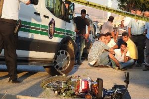 Kamyonla &ccedil;arpışan motosikletin s&uuml;r&uuml;c&uuml;s&uuml; &ouml;ld&uuml;
