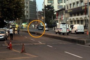 Diyarbakır Sur'da Kaymakamlık &ouml;n&uuml;nde ş&uuml;pheli kamyonet!