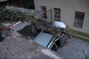 Otomobil apartman boşluğuna u&ccedil;tu: 2 yaralı