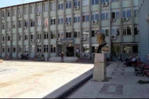 Hakim ve savcılar tutuklandı, adliye dilek&ccedil;e yağmuruna tutuldu
