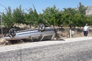 Takla atıp ters d&ouml;nen otomobilden yara almadan kurtuldu