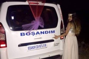 Boşanmayı aracını s&uuml;sleyerek kutladı