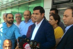 Demirtaş: "Gelin taziyemizi de d&uuml;ğ&uuml;n&uuml;m&uuml;z&uuml; de bir yapalım"