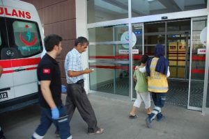 K&uuml;&ccedil;&uuml;k &ccedil;ocukların kavgası hastanede bitti: 1 yaralı