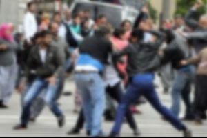 S&uuml;nnet d&uuml;ğ&uuml;n&uuml;nde pilav kavgası: &Ccedil;ok sayıda yaralı var