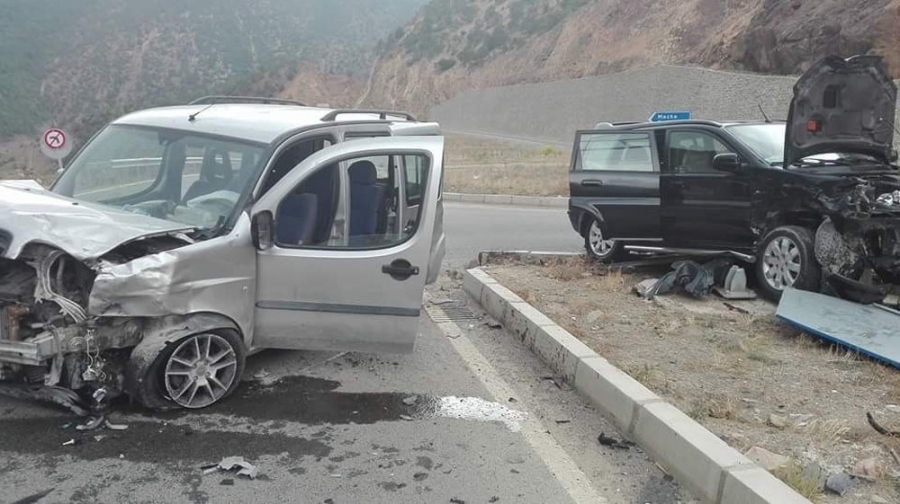 İki ara&ccedil; kafa kafaya &ccedil;arpıştı: 8 yaralı