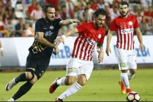 Antalyaspor, 10 kişi ile direndi!