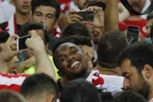 Eto'o ma&ccedil;ı trib&uuml;nde taraftarların arasında izledi