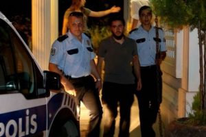 İsrail Başkonsolosluğu'na girmeye &ccedil;alıştılar