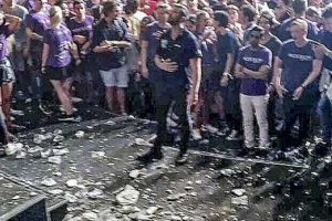 Konser salonunda faciaya kıl payı