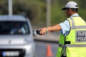 Alkoll&uuml; yakalanınca polisin parmağını ısırıp, 'FET&Ouml;'c&uuml;s&uuml;n&uuml;z' dedi