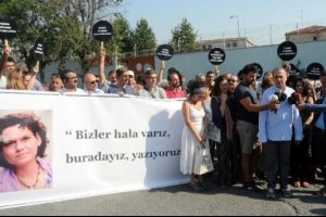 Tutuklu Yazar Aslı Erdoğan i&ccedil;in '&Ouml;zg&uuml;rl&uuml;k N&ouml;beti'