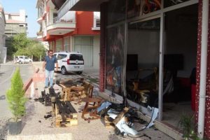İnternet kafenin kundaklanma anı g&uuml;venlik kamerasında
