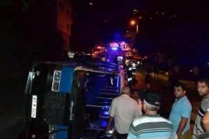Zonguldak yolcu minib&uuml;s&uuml; devrildi: 4 yaralı