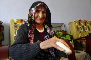 Acımasız hırsız yaşlı kadının y&uuml;z&uuml;ğ&uuml;n&uuml; almak i&ccedil;in...