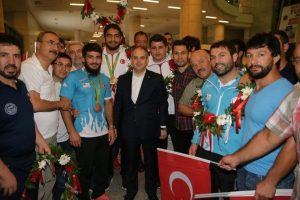 Rio'da dereceye giren milli g&uuml;reş&ccedil;iler yurda d&ouml;nd&uuml;