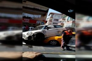 3 araca &ccedil;arptıktan sonra taksinin &uuml;zerine d&uuml;şt&uuml;!