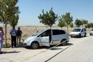Yolunu kesip 200 bin lirasını gasp ettiler