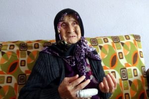 89 yaşındaki kadının parmağını kırıp y&uuml;z&uuml;ğ&uuml;n&uuml; gasp etti