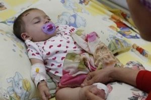 Esma bebek patlamada &ouml;len annesinin t&uuml;lbentiyle uyuyor