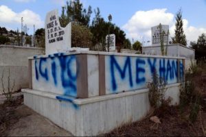 Mezarları tahrip edip taşlara uygunsuz yazı yazdılar