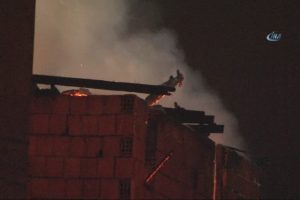 İstanbul'da korkutan yangın: Mahalleli sokağa d&ouml;k&uuml;ld&uuml;