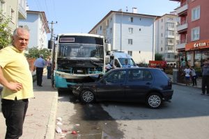 Otomobil halk otob&uuml;s&uuml; ile &ccedil;arpıştı: 10 yaralı