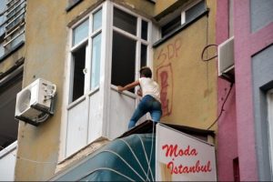 Uyuşturucu krizine giren gen&ccedil; kadın intihara kalkıştı