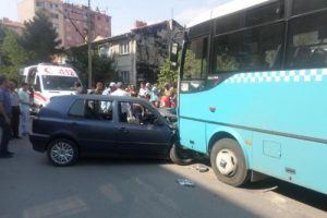 Halk otob&uuml;s&uuml; ile otomobil &ccedil;arpıştı: 10 yaralı